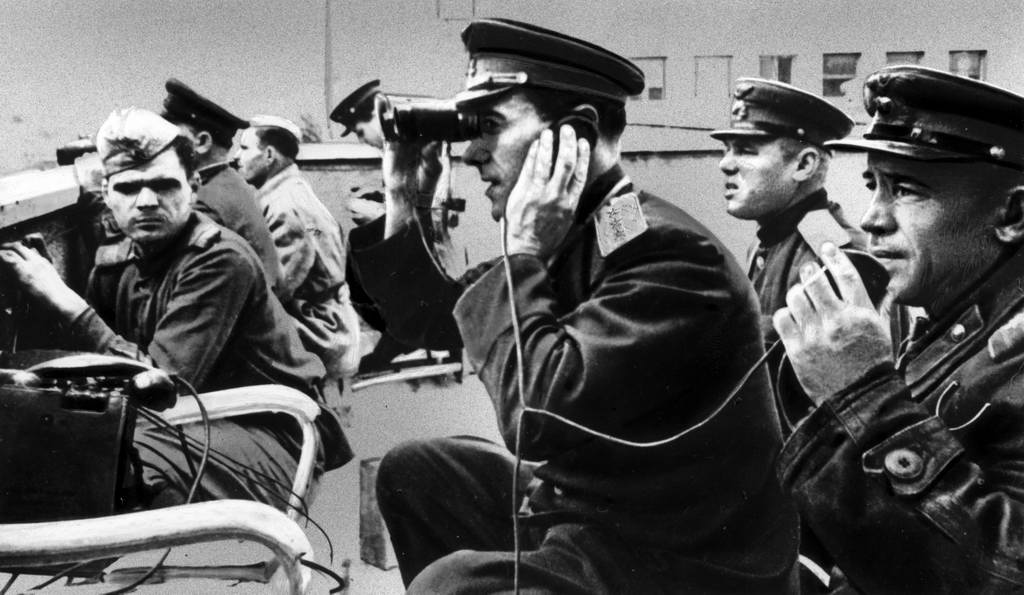 Командующий 17-й воздушной армией В.А. Судец на командном пункте. 1944